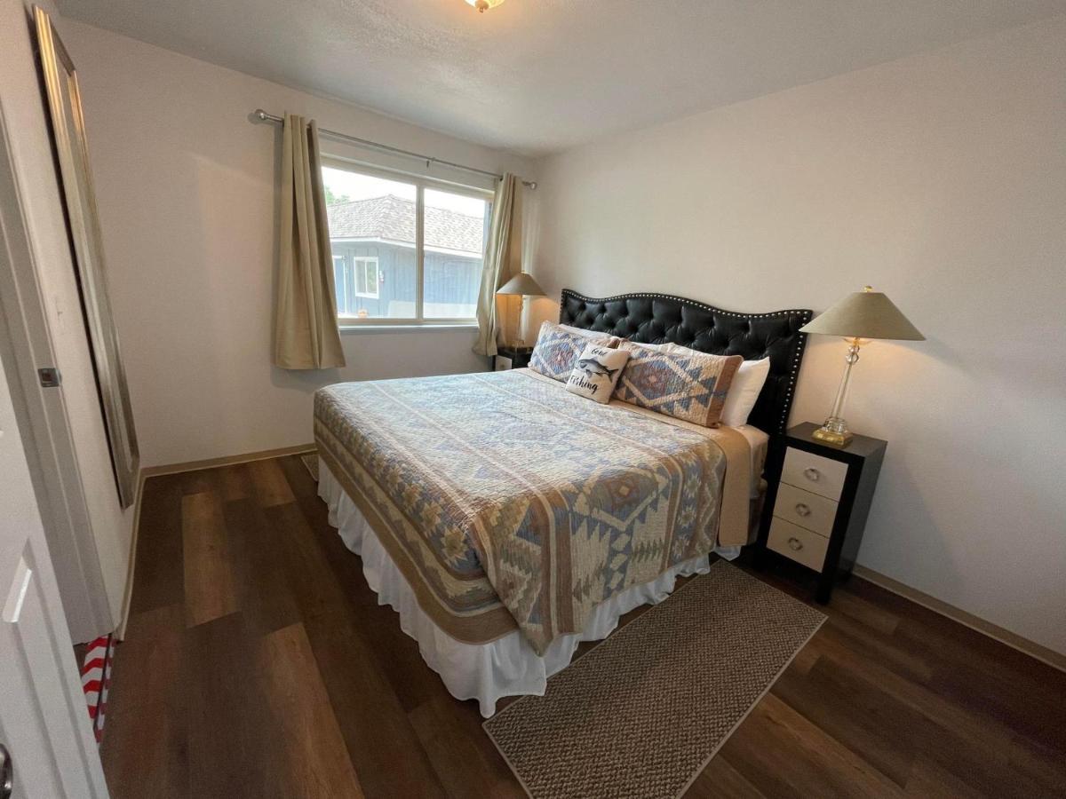 Riverfront Lodging Shady Cove 외부 사진