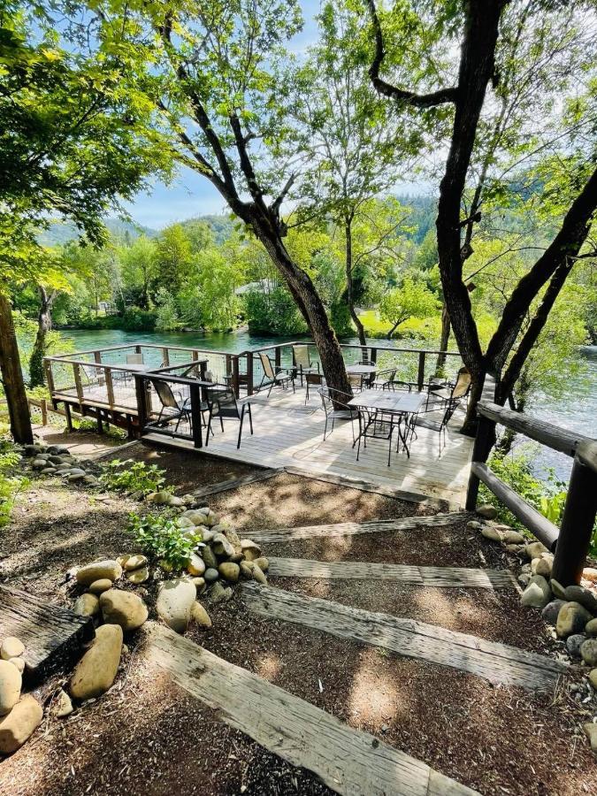 Riverfront Lodging Shady Cove 외부 사진
