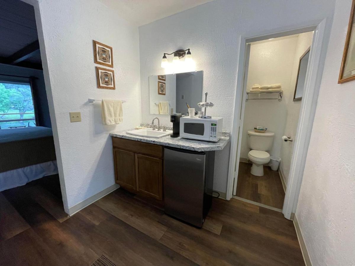 Riverfront Lodging Shady Cove 외부 사진