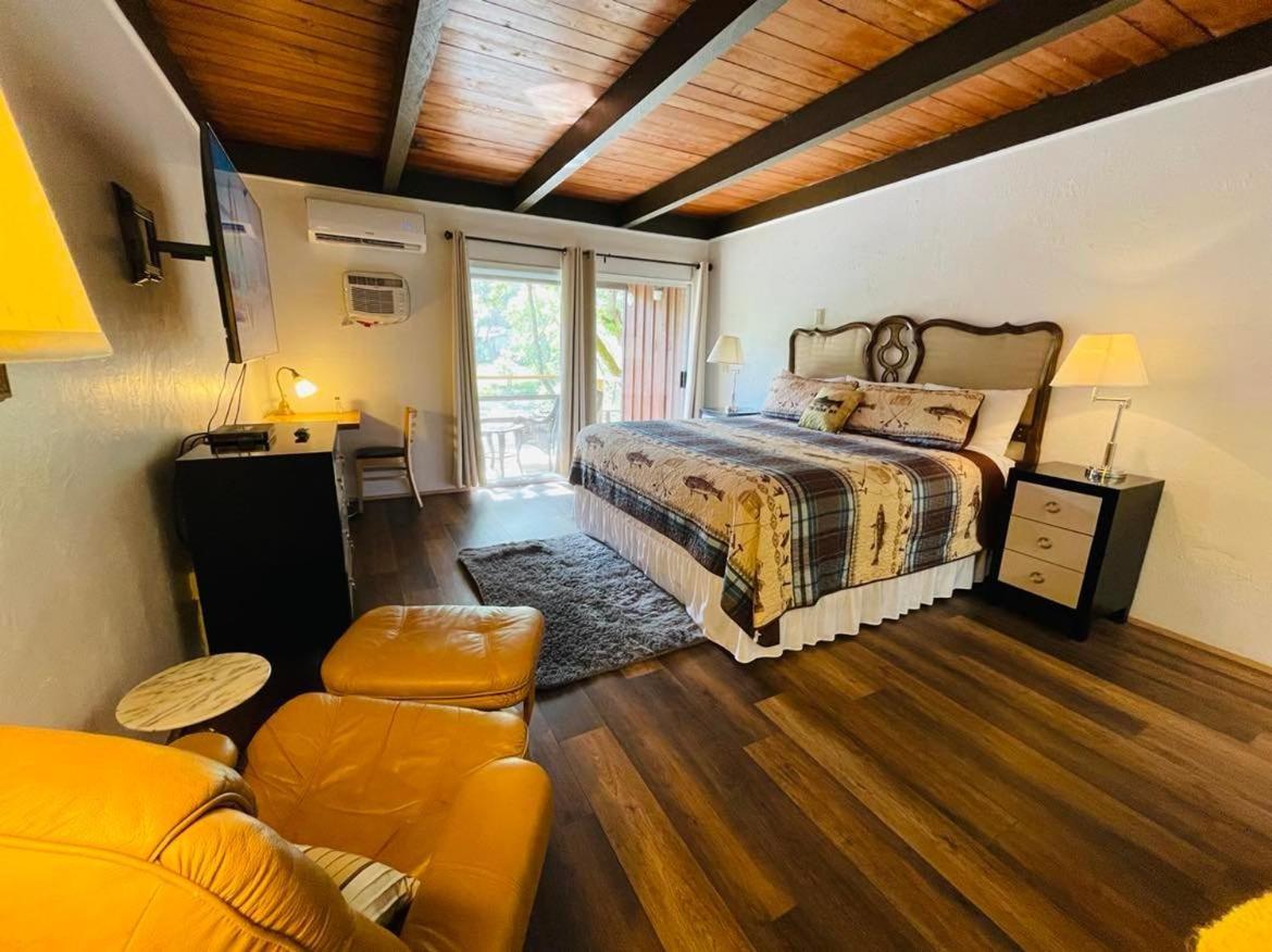 Riverfront Lodging Shady Cove 외부 사진