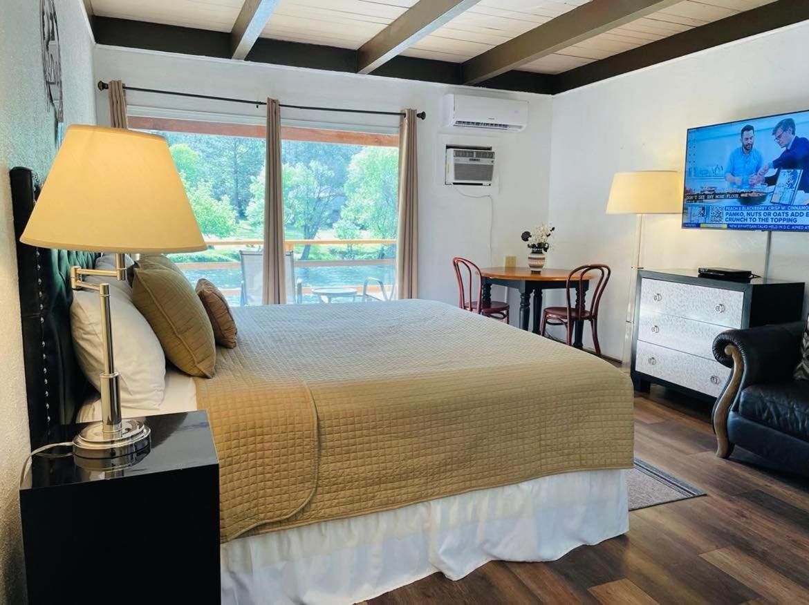 Riverfront Lodging Shady Cove 외부 사진