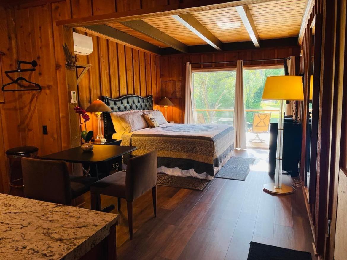Riverfront Lodging Shady Cove 외부 사진