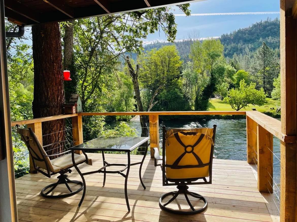 Riverfront Lodging Shady Cove 외부 사진
