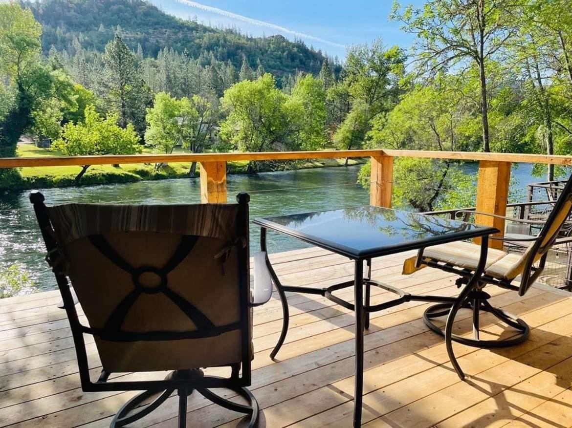 Riverfront Lodging Shady Cove 외부 사진