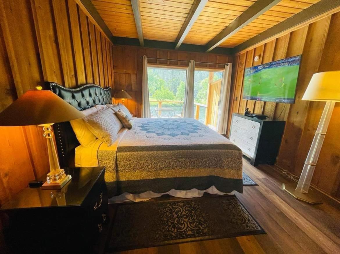 Riverfront Lodging Shady Cove 외부 사진