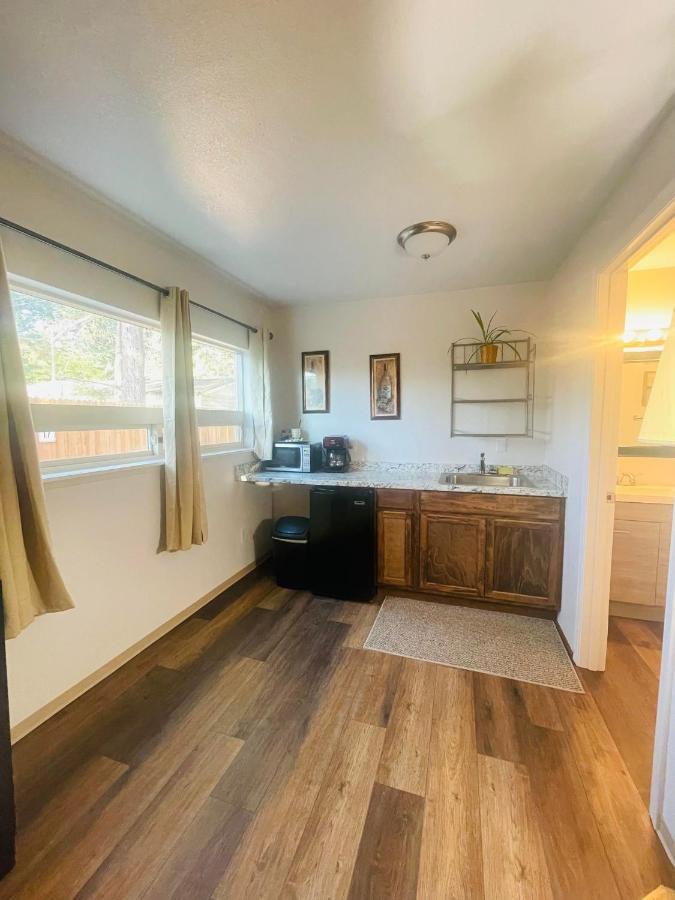 Riverfront Lodging Shady Cove 외부 사진